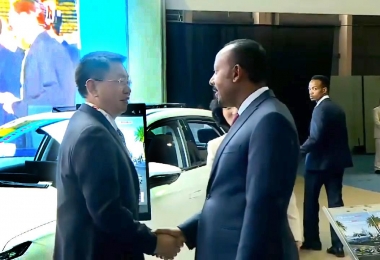 华坚开启埃塞俄比亚电动汽车新篇章，埃塞俄比亚总理阿比·艾哈迈德·阿里亲临展台助阵